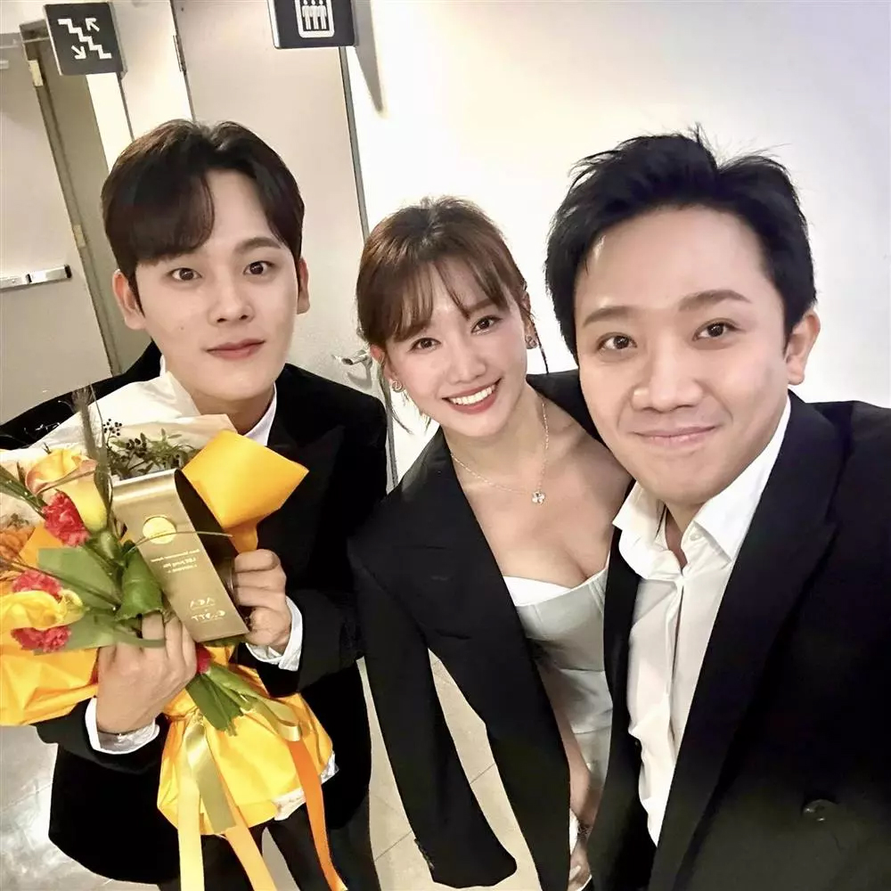 Vợ chồng Hari Won - Trấn Thành cùng Thùy Tiên và Song Luân chụp ảnh với các ngôi sao Hàn Quốc