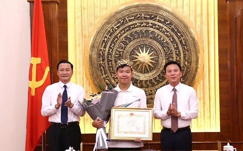 Lê Xuân Mạnh nhận được số tiền thưởng hơn 200 triệu đồng từ địa phương