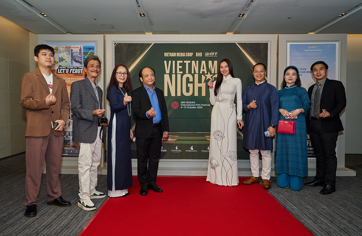 Thùy Tiên chụp cùng mọi người tại sự kiện 'Vietnam Night'