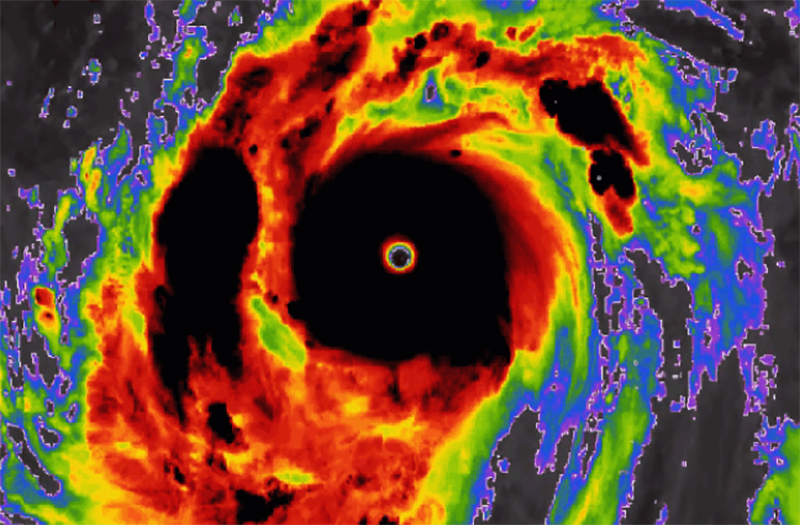 Hình ảnh chụp lại cơn bão Bolaven tăng cấp nhanh chóng ngoài khơi Thái Bình Dương