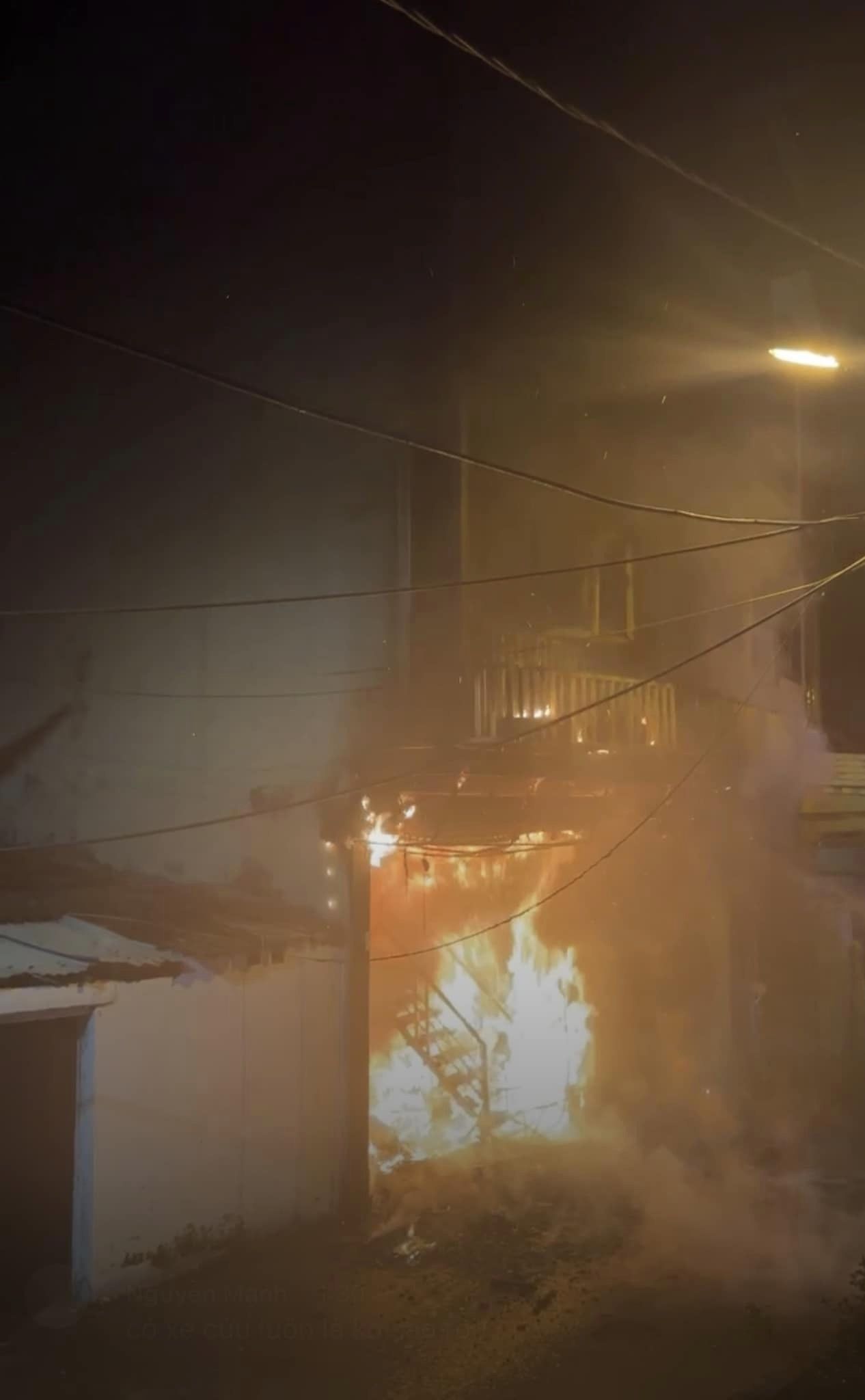 Tầng hầm để xe bốc cháy thiêu rụi căn nhà 4 tầng ở Hà Nội: 5 người mắc kẹt bên trong - ảnh 2