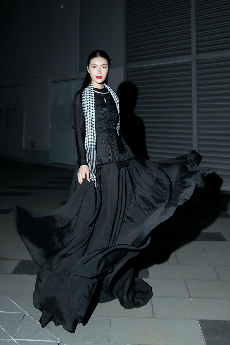 Siêu mẫu Minh Tú diện chiếc áo bà ba màu đen kết hợp cùng phần tà váy