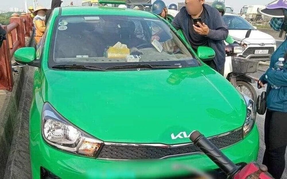 Chiếc xe taxi của nghi phạm Nguyễn Văn Hiệp đỗ trên cầu Thanh Trì