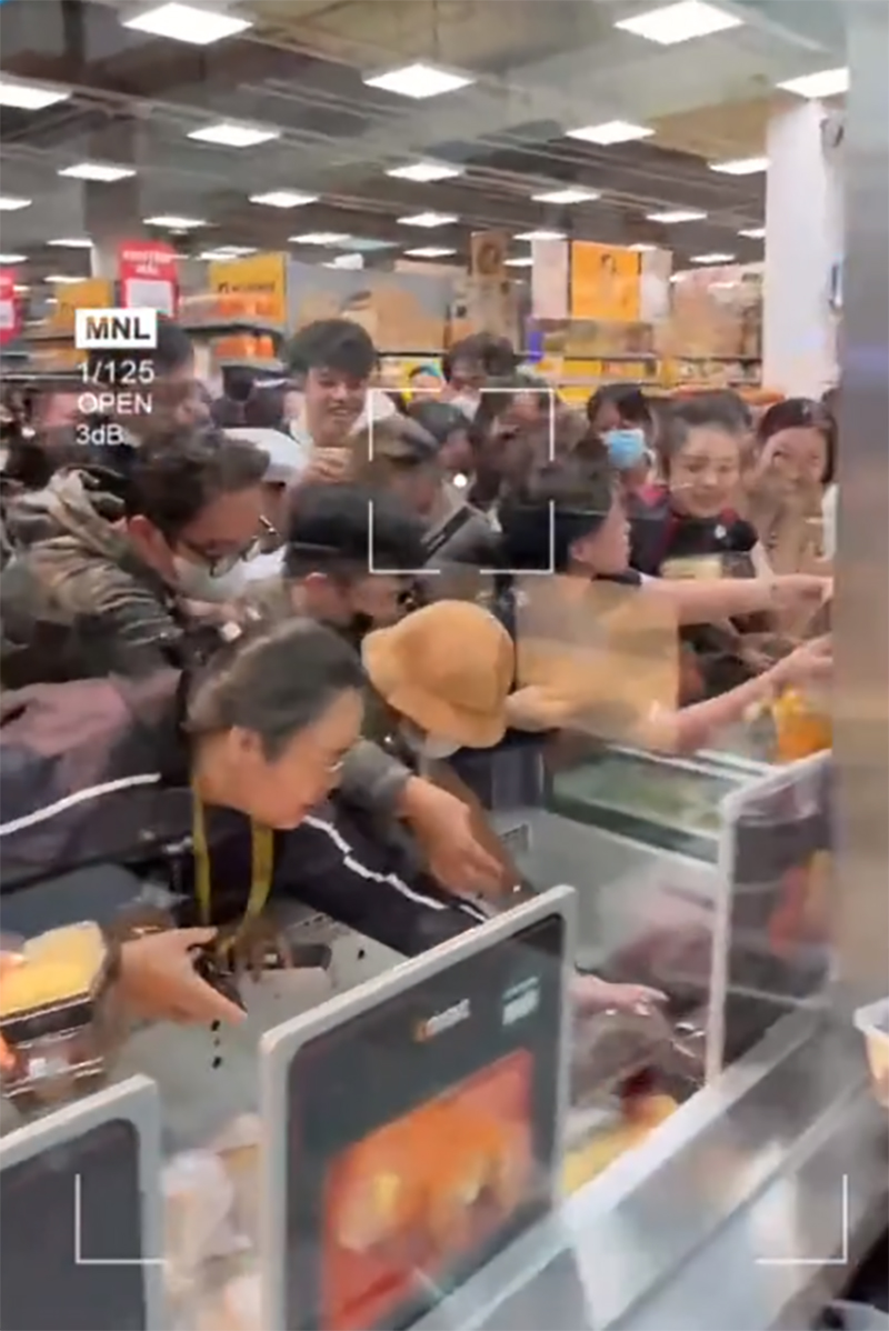 Cảnh tượng hỗn loạn khi khách hàng chen lấn để mua bánh custard