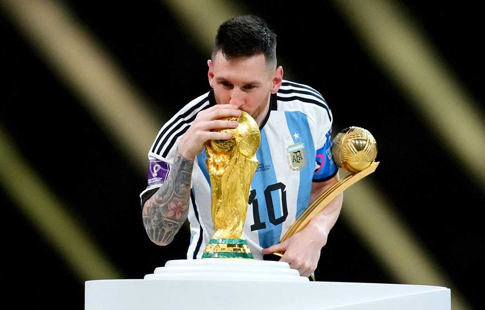 Messi và các đồng đội Argentina đã chạm tay đến chiếc cúp huyền thoại sau hàng chục năm