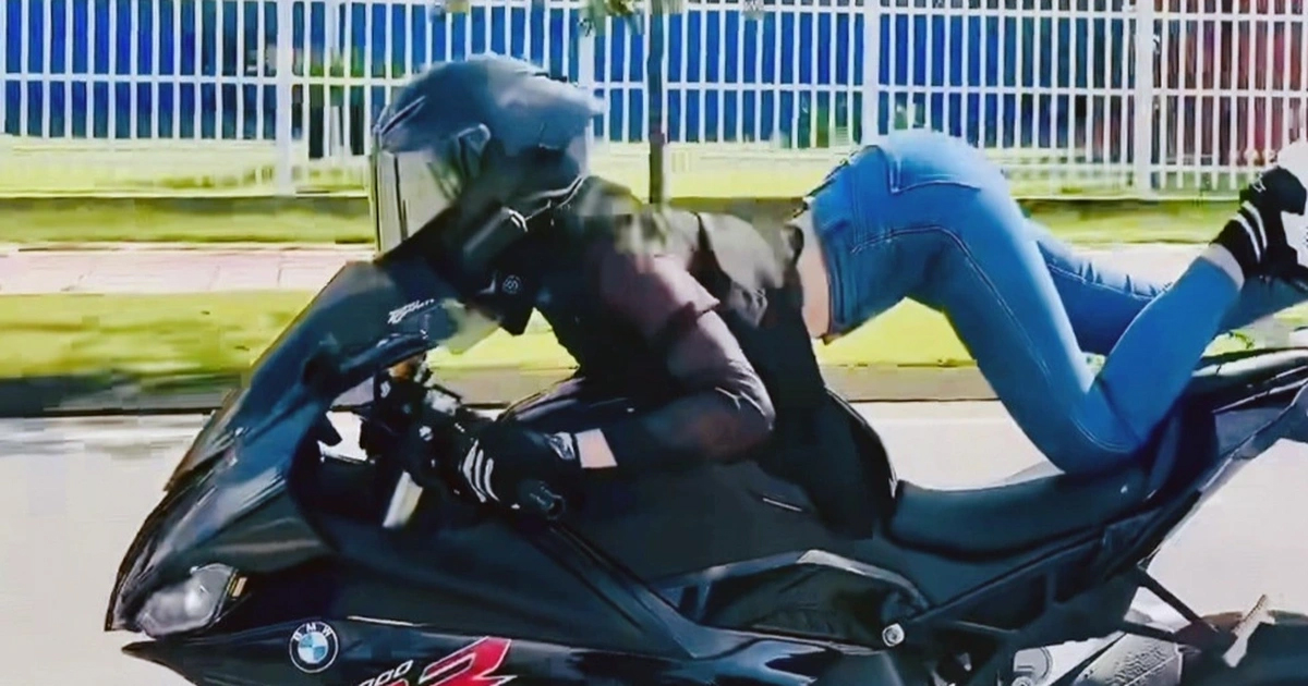 Những động tác nguy hiểm của Ngọc Trinh khi lái xe moto