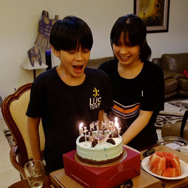 Trần Bờm mừng sinh nhật 12 tuổi bên người thân