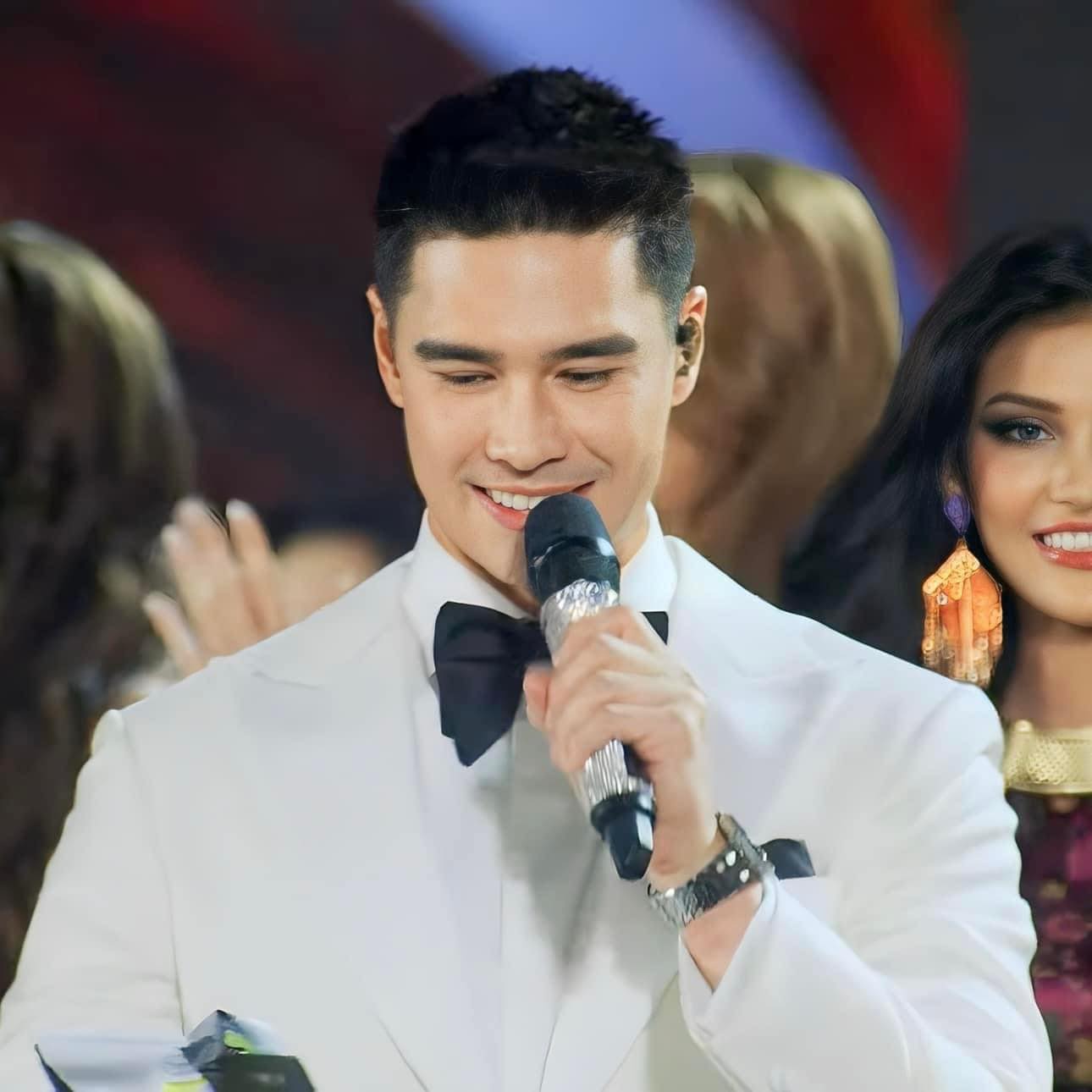 Danh tính MC cực điển trai tại Chung kết Miss Grand International: Được sánh đôi với Thùy Tiên, từng 'xuống tóc' đi tu - ảnh 1