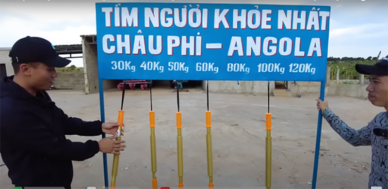 Quang Linh Vlog tổ chức thử thách cho mọi người ở địa phương tham gia