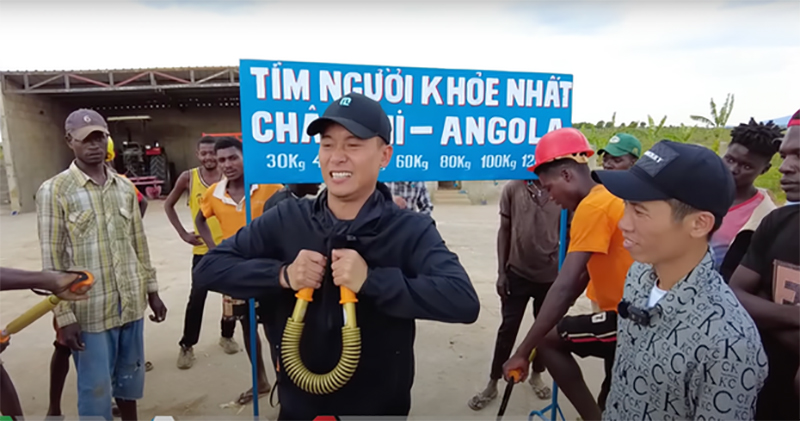 Quang Linh Vlog uốn cong lò xo nặng 60 kg