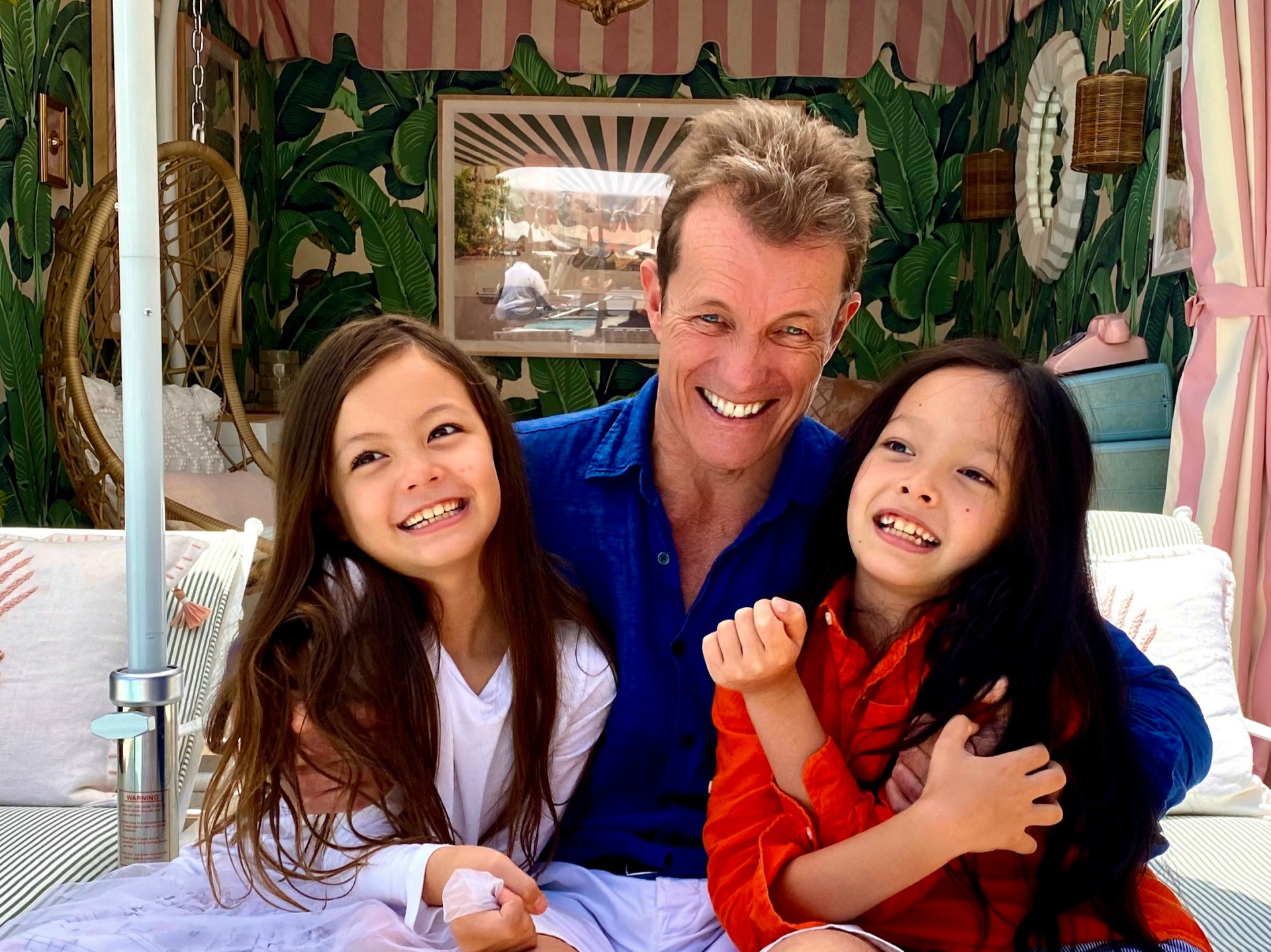 Hồng Nhung có cuộc sống hạnh phúc bên bạn trai người Đức và 2 cô con gái song sinh của mình