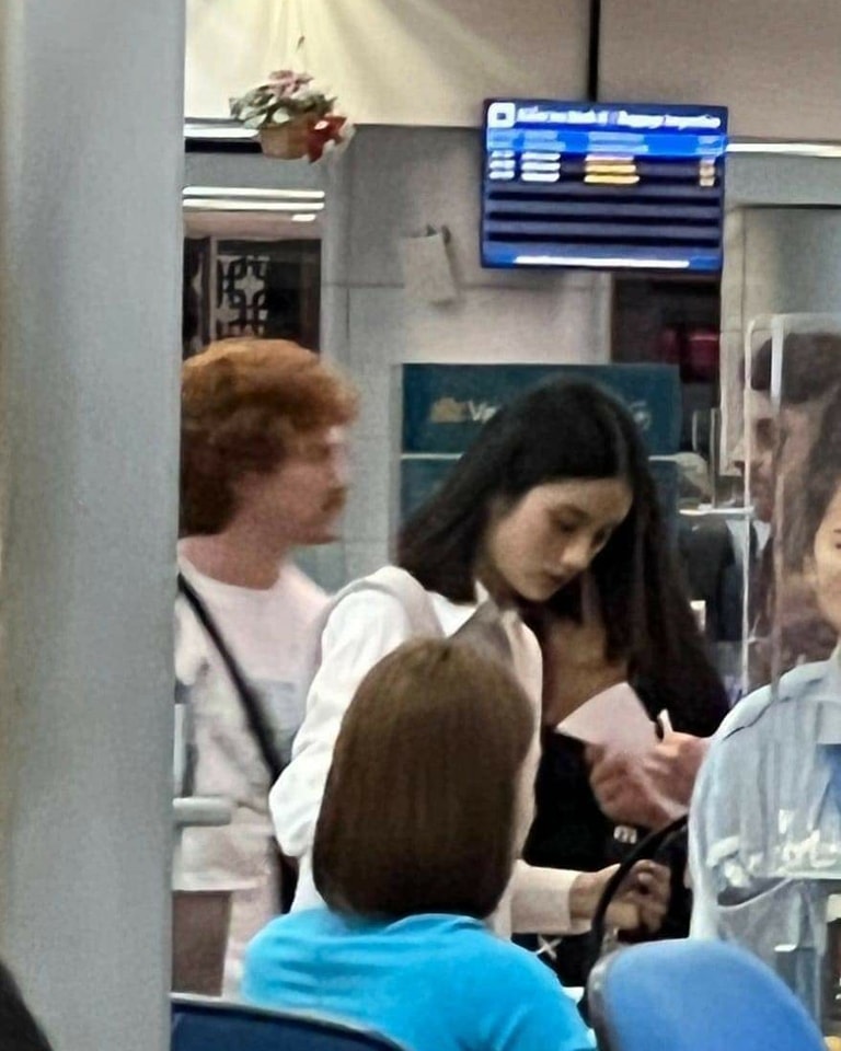 Ý Nhi được bắt gặp xuất hiện ở sân bay quốc tế Tân Sơn Nhất vào tối qua (31/11)