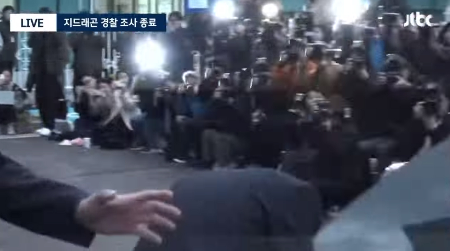 Hành động kỳ lạ của G-Dragon với phóng viên sau khi rời sở cảnh sát gây xôn xao, kết quả ban đầu đã có! - ảnh 7