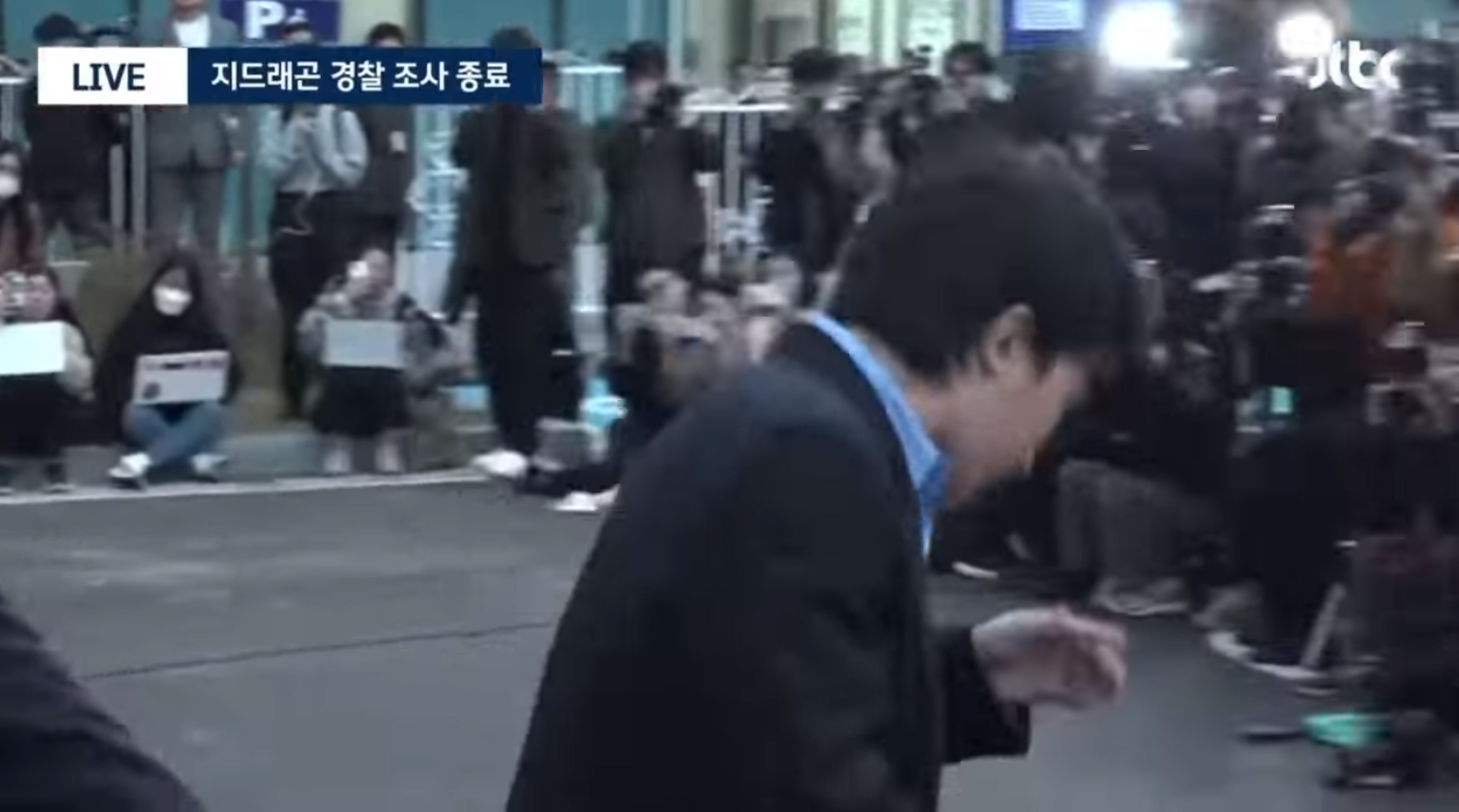 Trước khi lên xe, G-Dragon cúi đầu trước các bạn phóng viên tác nghiệp bên ngoài khiến ai cũng khó hiểu