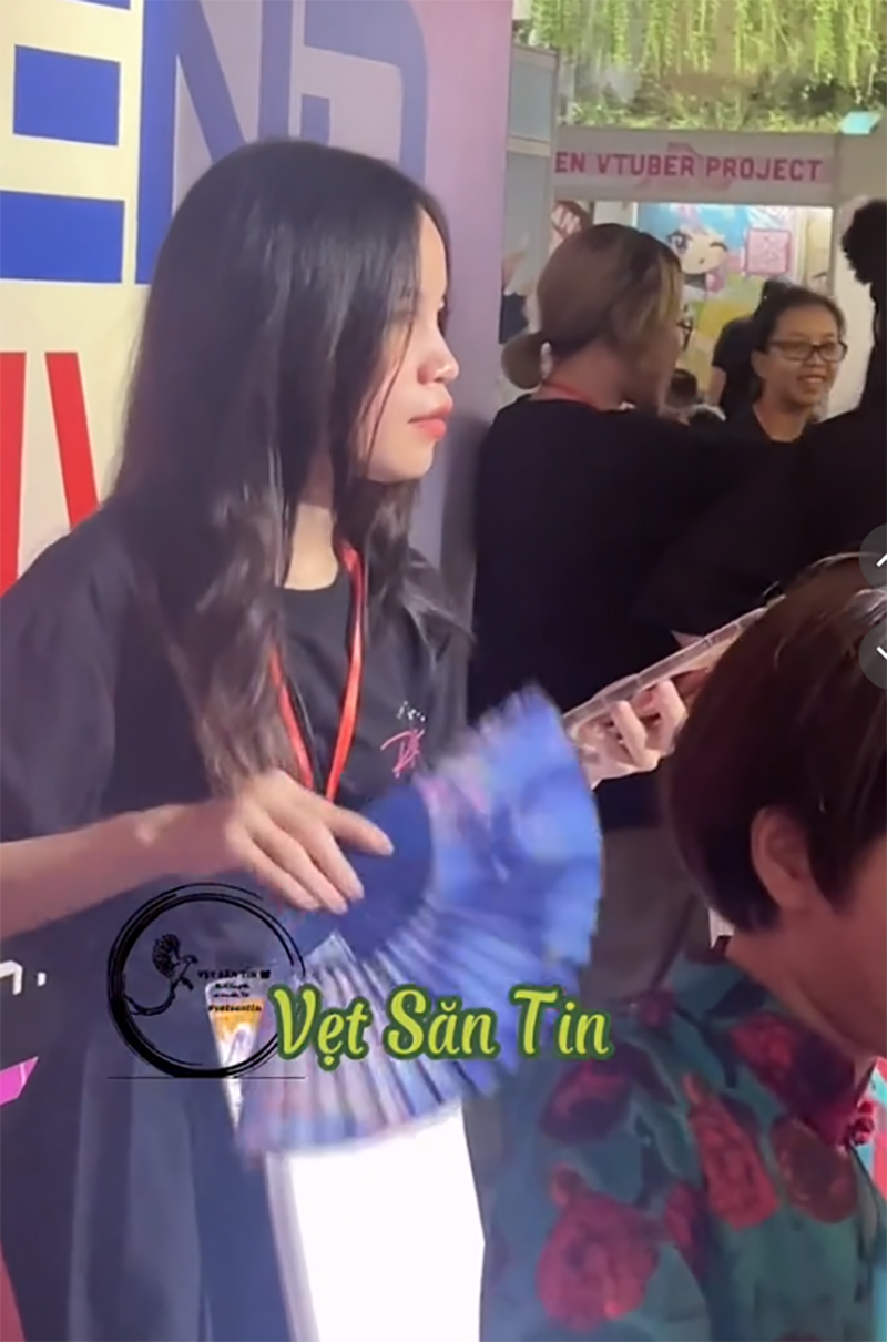 Nữ ca sĩ Việt nổi tiếng một thời bị bắt gặp làm trợ lý cho một nghệ sĩ khác, netizen không khỏi xót xa - ảnh 1