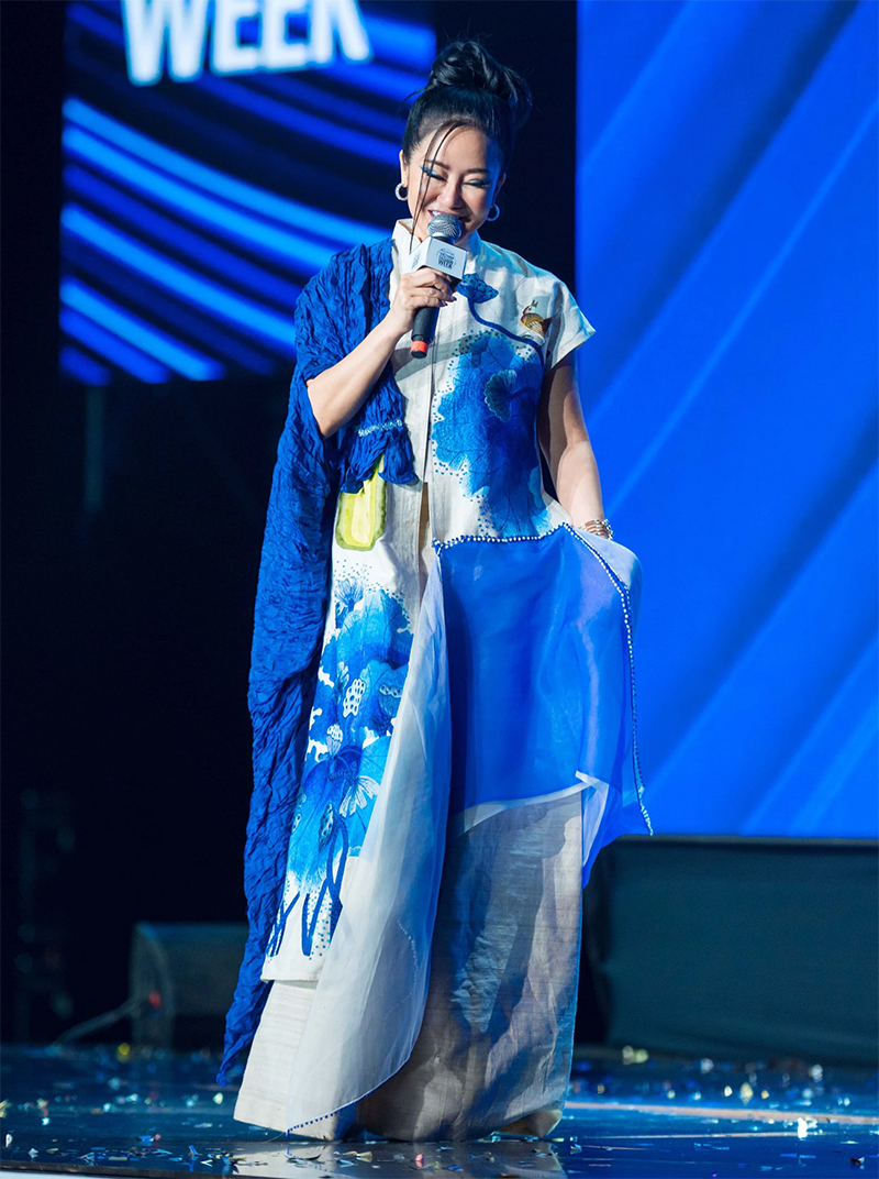 Hồng Nhung biểu diễn ca khúc 'Về lại phố xưa' trong đêm khai mạc