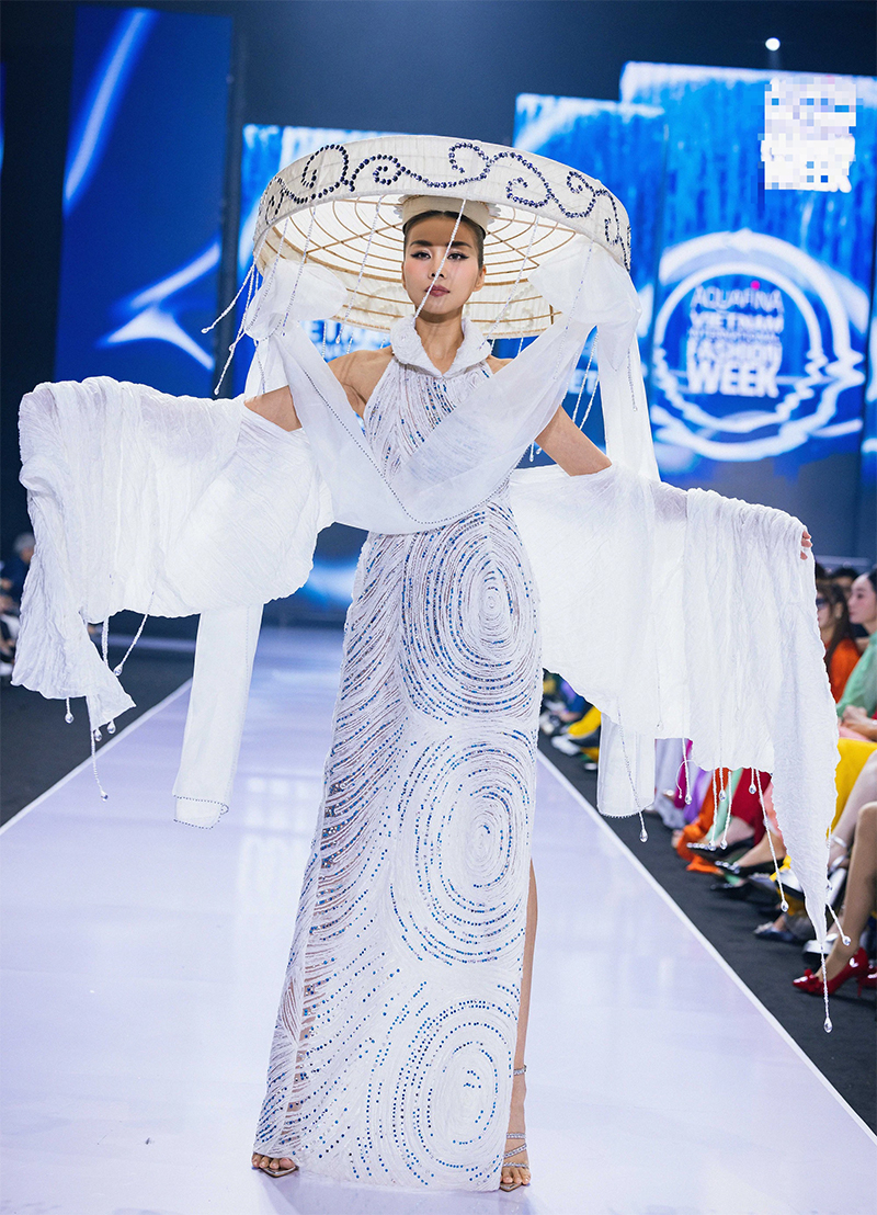 'Chị Đẹp' Hồng Nhung và Thanh Hằng thay nhau chiếm spotlight tại khai mạc Vietnam International Fashion Week 2023 - ảnh 6