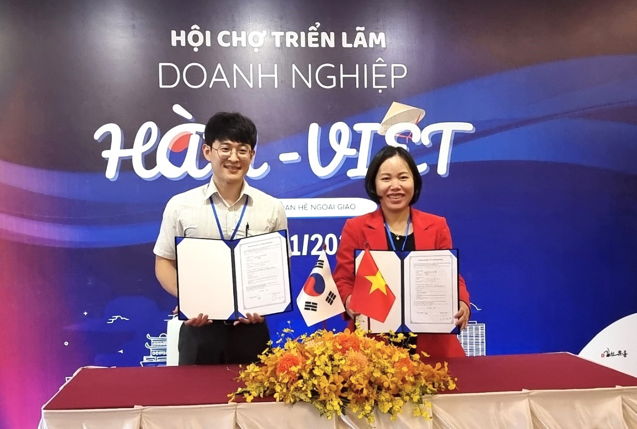 Sự kiện còn có hoạt động ký kết giao thương giữa đại diện doanh nghiệp Hàn Quốc và doanh nghiệp Việt Nam