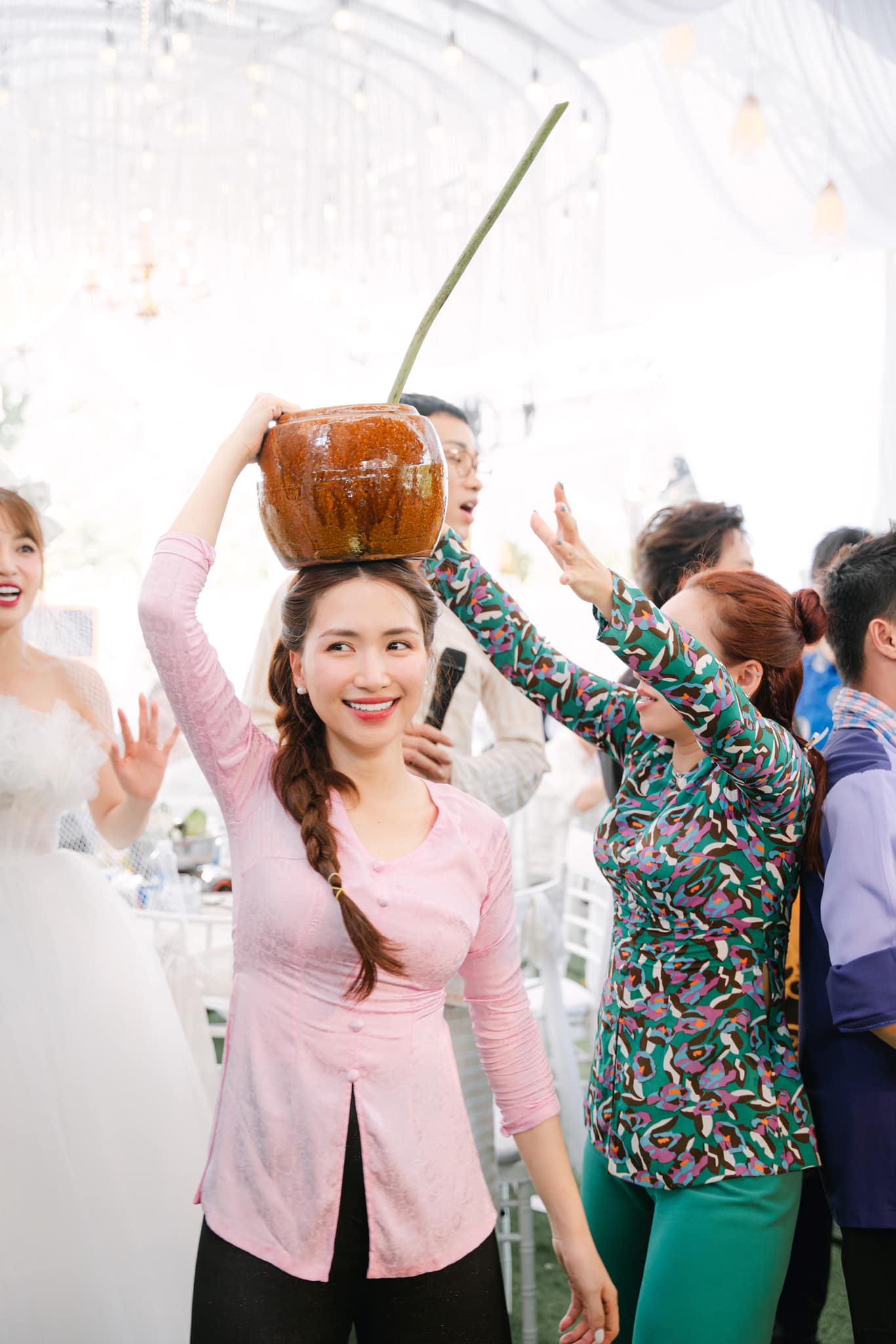 Hình ảnh đằm thắm hiếm hoi của Hòa Minzy trong đám cưới Puka - Gin Tuấn Kiệt