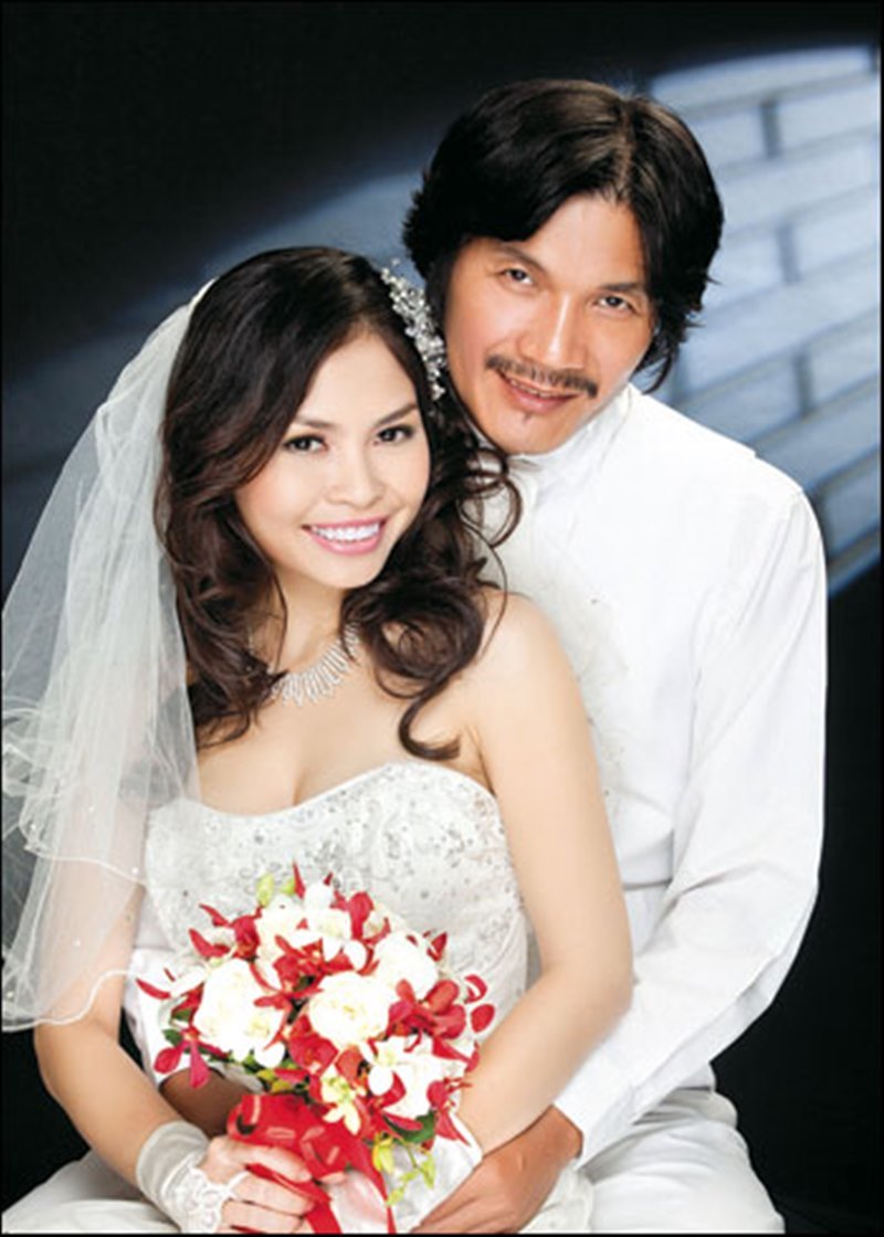 Công Ninh kết hôn khi đã ở tuổi ngoài 50 với vợ kém 22 tuổi
