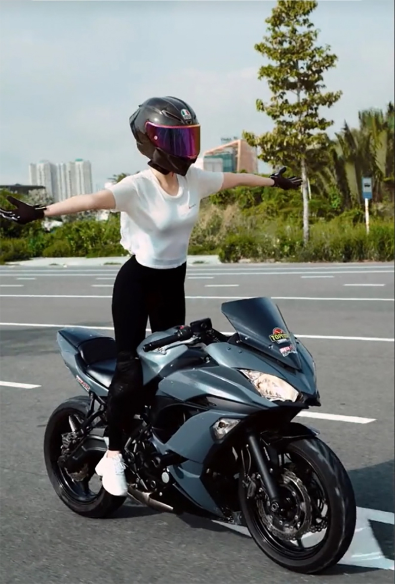 Hình ảnh Ngọc Trinh thực hiện động tác lái xe mô tô nguy hiểm
