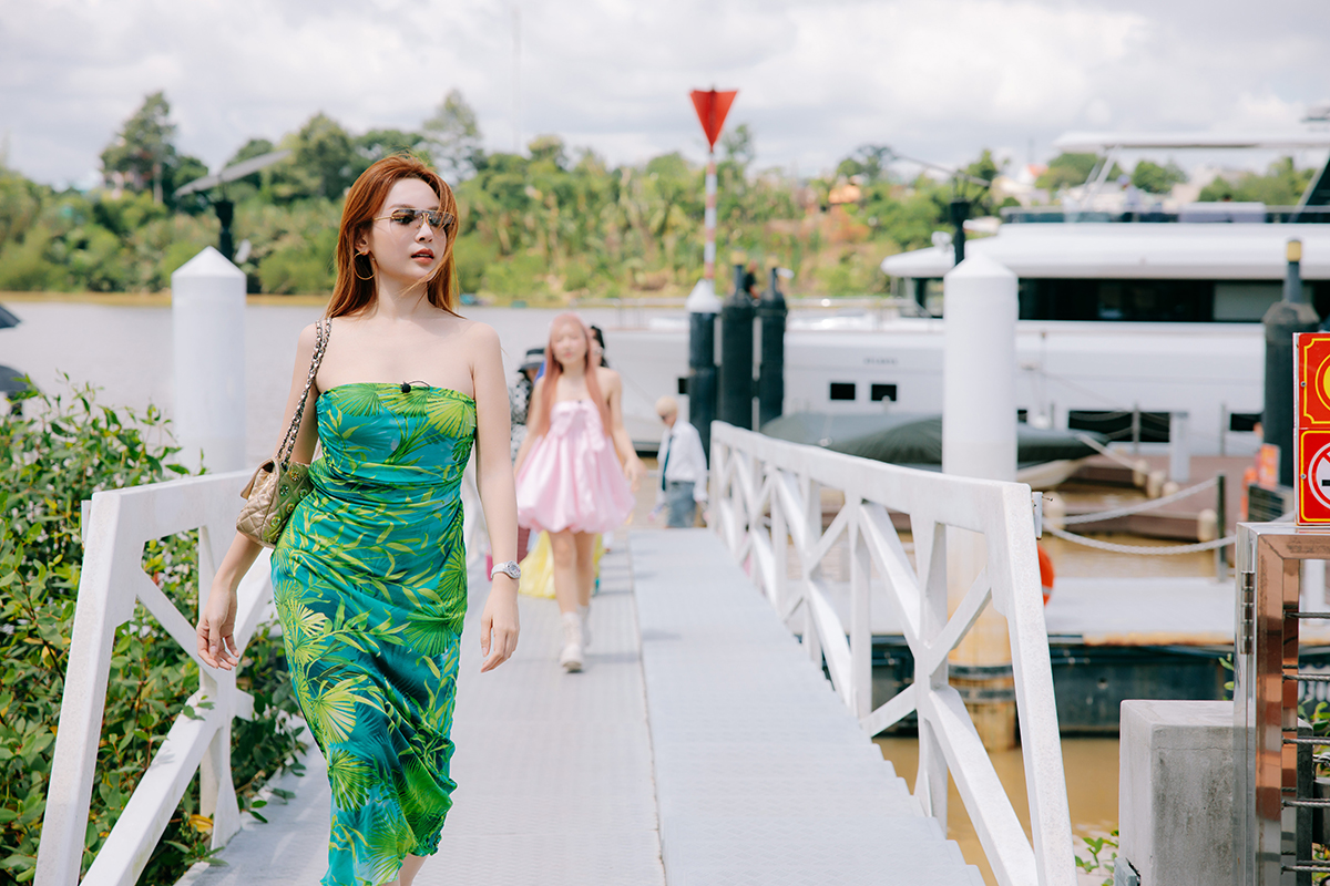 Trong buổi hội ngộ trên du thuyền, Huyền Baby chọn kiểu đầm quây mang phong cách nhiệt đới mùa hè