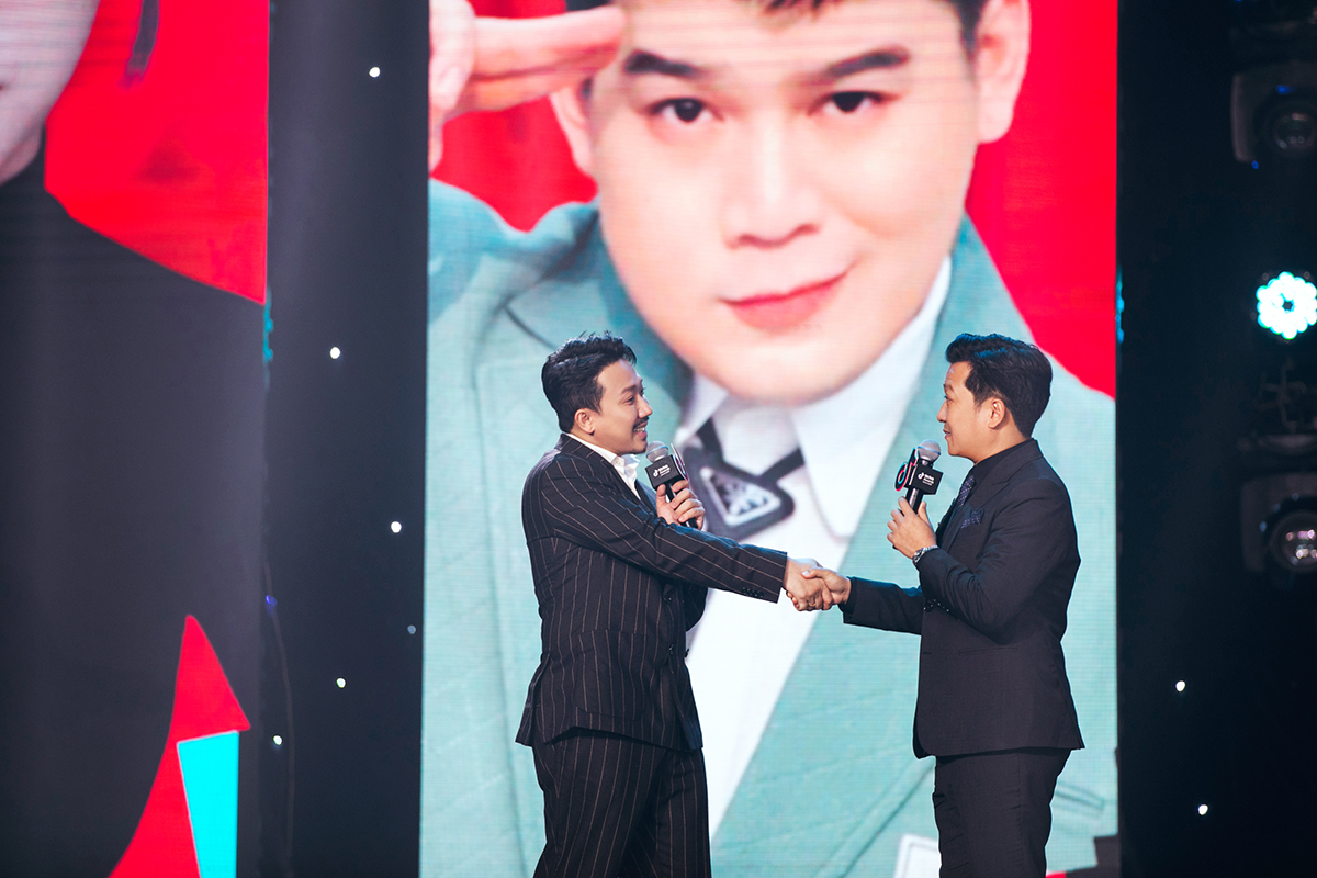Trấn Thành và Trường Giang 'tung hứng' trên sân khấu TikTok Awards Việt Nam 2023