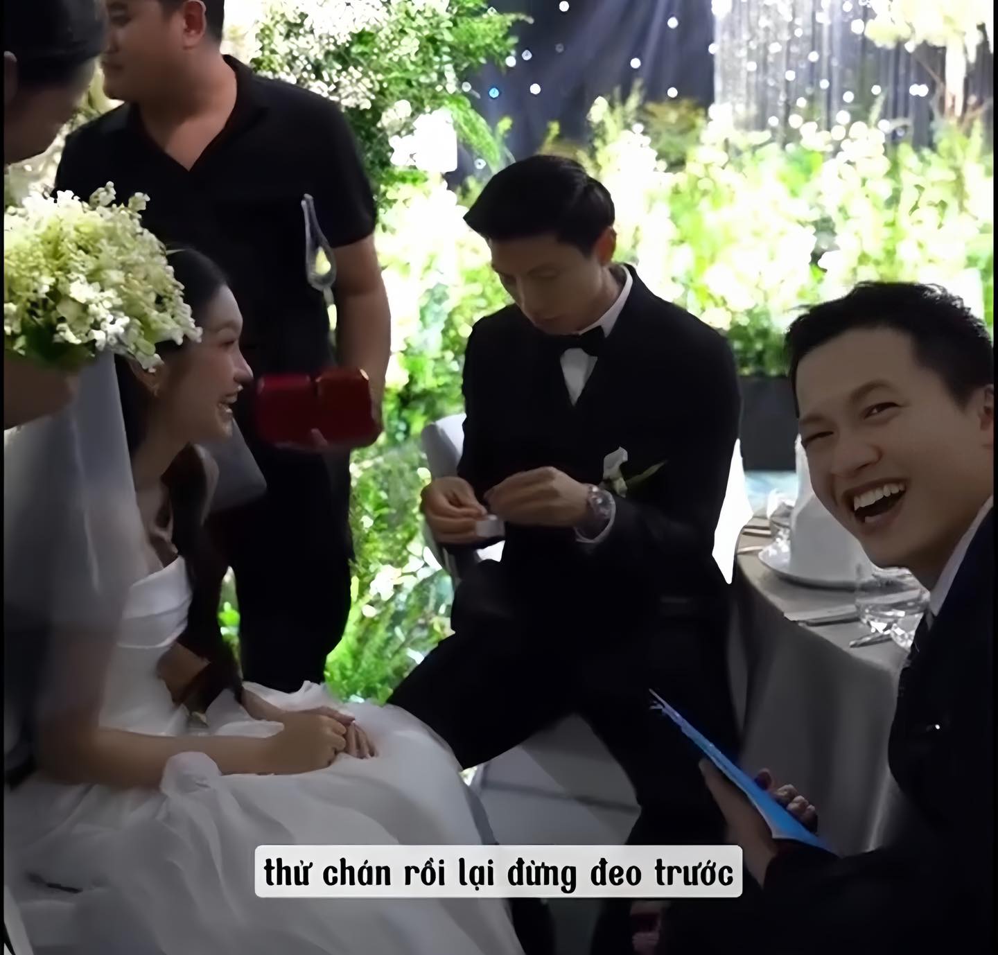 Cô dâu Doãn Hải My tái mặt khi thấy Đoàn Văn Hậu chuẩn bị đeo nhẫn trước vào tay khiến MC Trần Ngọc bật cười