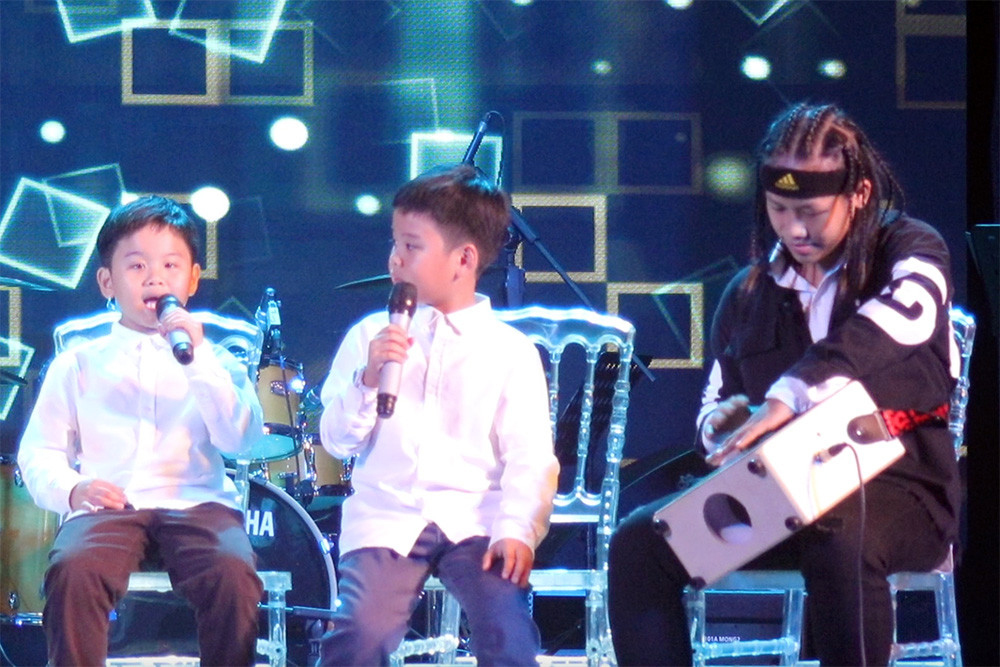Thanh Bùi và 2 con biểu diễn trên sân khấu vào tháng 7/2023