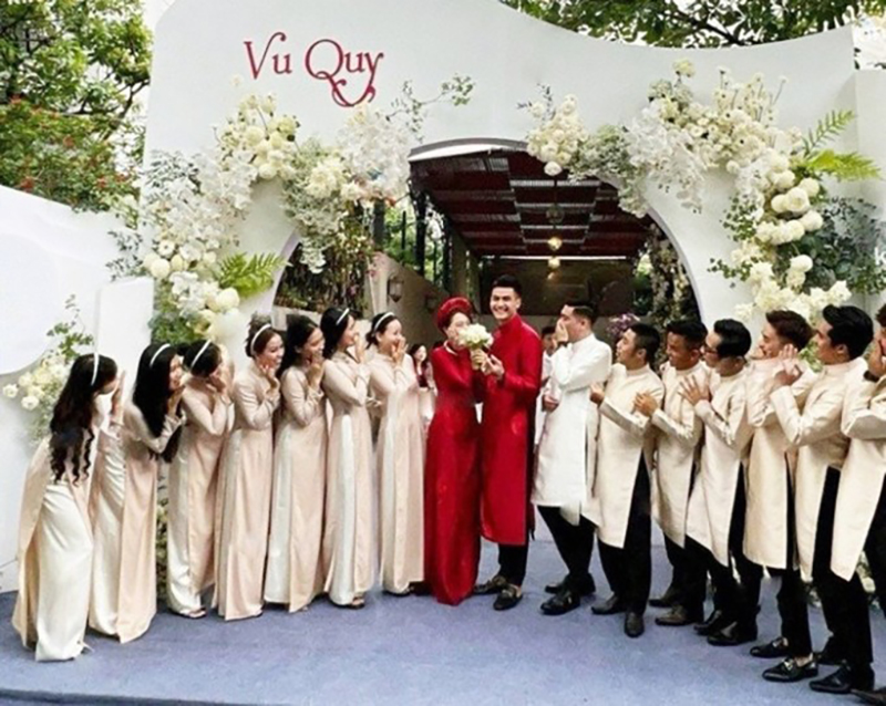 Siêu mẫu là 'bạn trai quốc dân' lộ diện cùng vợ trong hôn lễ ở Đà Lạt, cô dâu gia thế 'khủng' cực kín tiếng - ảnh 2