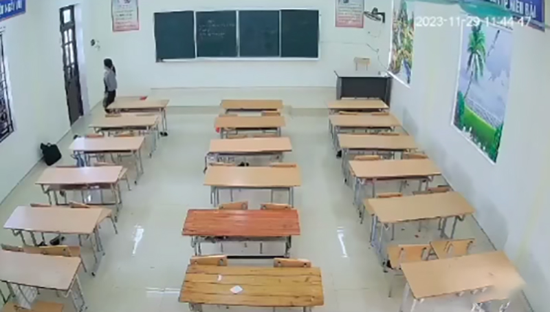 Cô giáo bị nhốt trong lớp và bị học sinh bên ngoài ném dép vào người