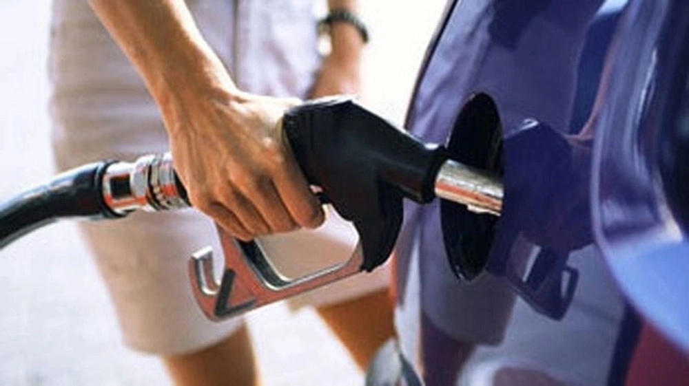 Người có kinh nghiệm lái xe lâu năm thường đổ xăng vào buổi trưa