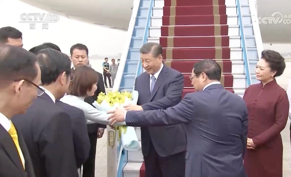 Nữ sinh Ái Lâm tặng hoa tươi cho Chủ tịch Tập Cận Bình khi ông đáp máy bay đến Việt Nam