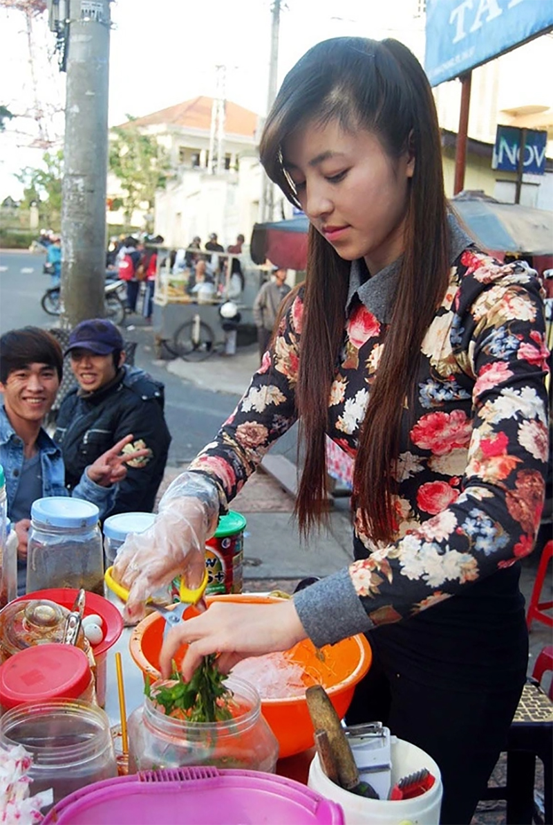 Bảo Chi nổi lên với danh xưng hot girl bán bánh tráng trộn