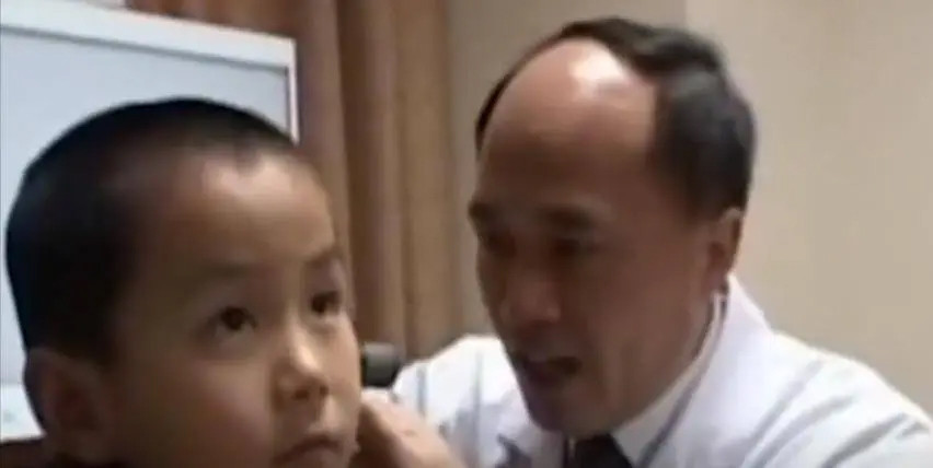 Cha mẹ đưa con trai đi khám mới phát hiện thính giác đặc biệt