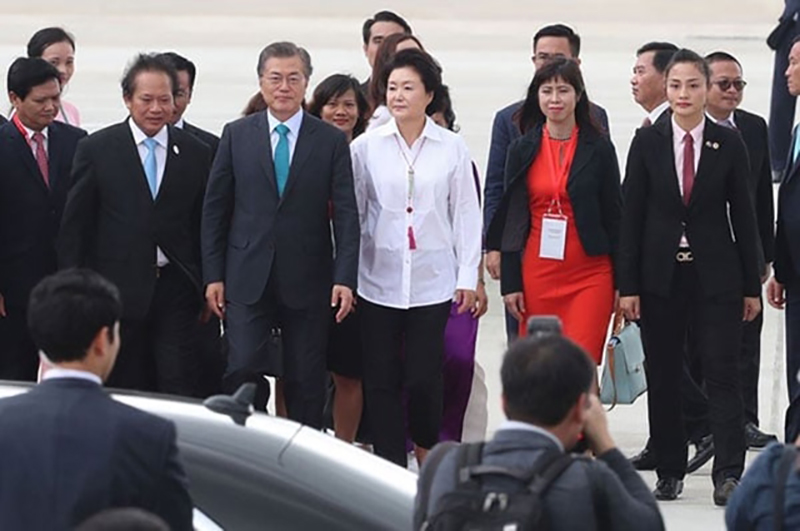 Đặng Thị Hồng Nhung (ngoài cùng bên phải) đang hộ tống phu nhân của Tổng thống Hàn Quốc