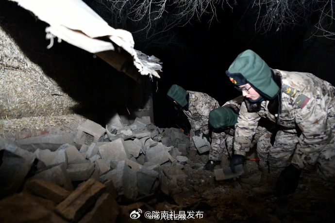 Cảnh tượng sau trận động đất nửa đêm khiến 1 huyện ở Trung Quốc tan hoang, hơn 111 người không qua khỏi - ảnh 5