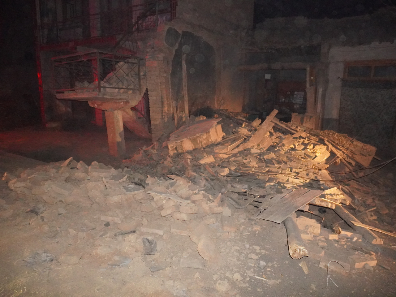 Cảnh tượng sau trận động đất nửa đêm khiến 1 huyện ở Trung Quốc tan hoang, hơn 111 người không qua khỏi - ảnh 1