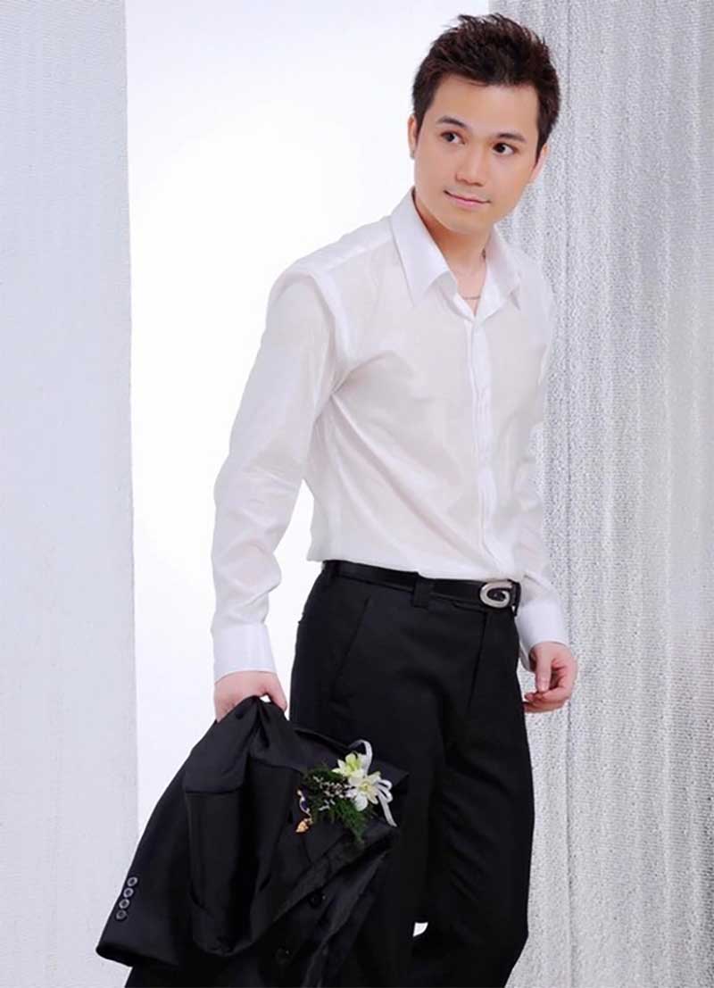 Tuấn Khang là con trai của nhạc sĩ Nguyễn Tất Tùng và có duyên với ca hát