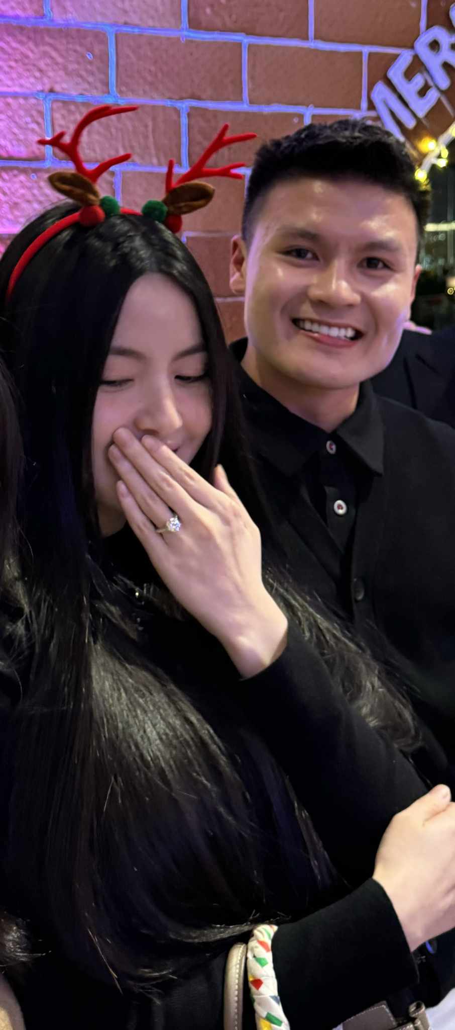 Cận cảnh Quang Hải cầu hôn Chu Thanh Huyền, nhìn chiếc nhẫn kim cương khổng lồ mà choáng - ảnh 4