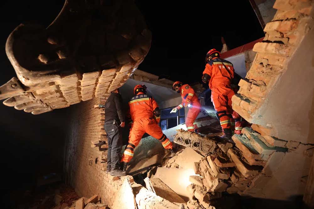 Lực lượng cứu nạn vẫn đang cố gắng tìm kiếm những nạn nhân mắc kẹt dưới lớp đất đá