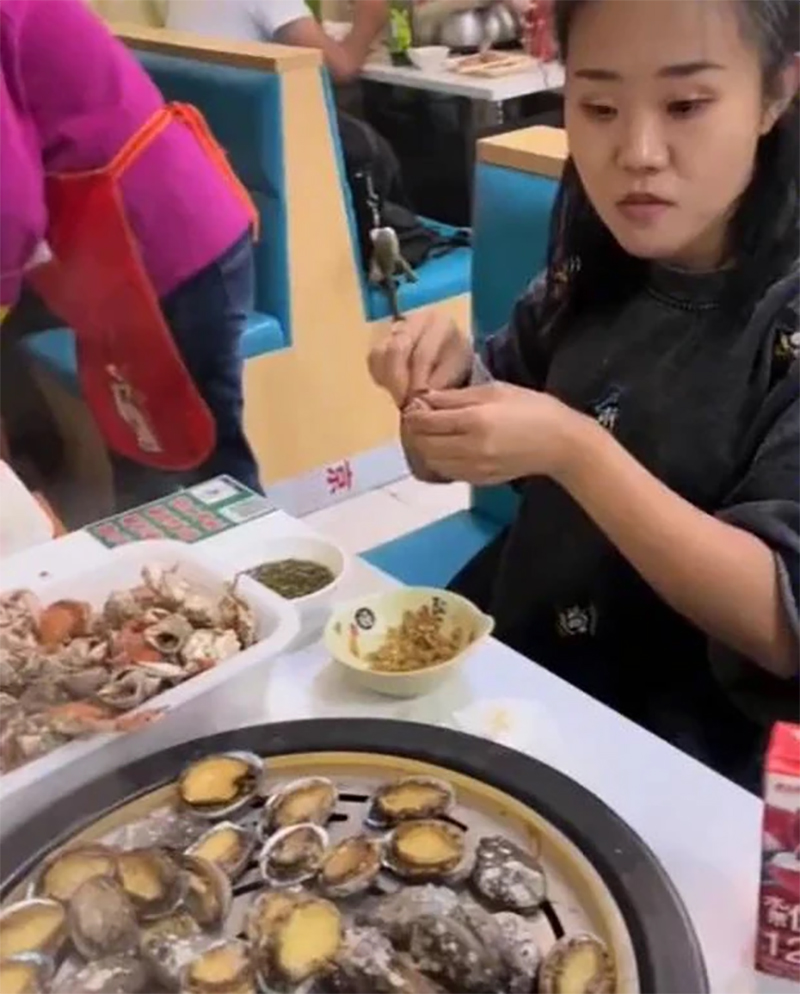 Cô gái ăn 100 con bào ngư bị chủ nhà hàng buffet quay clip 'bóc phốt'