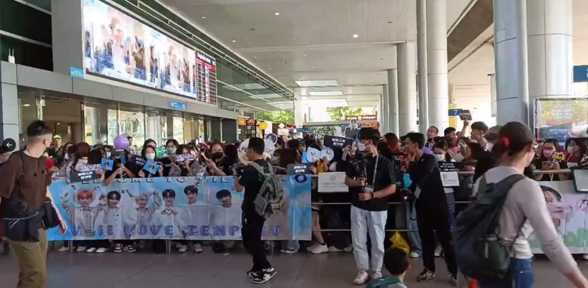 Hàng trăm fan Việt chào đón Tempest ở sân bay Tân Sơn Nhất, Hanbin cúi gập đầu cảm ơn - ảnh 1