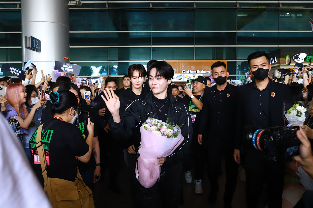 Hàng trăm fan Việt chào đón Tempest ở sân bay Tân Sơn Nhất, Hanbin cúi gập đầu cảm ơn - ảnh 4