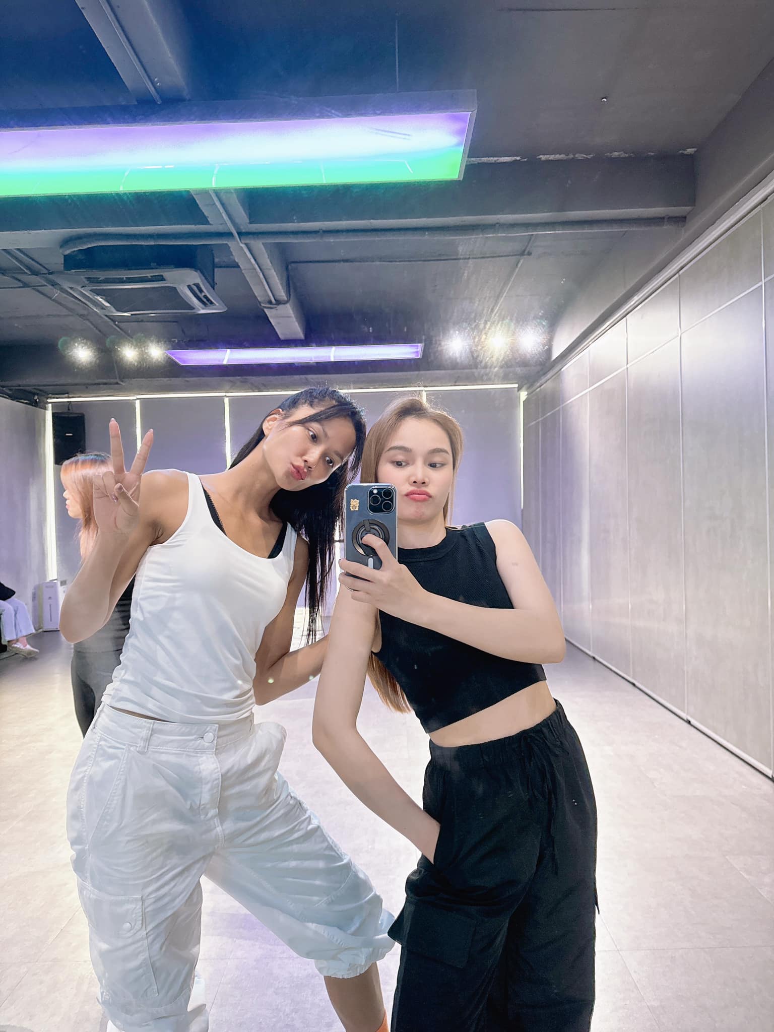 Giang Hồng Ngọc chụp ảnh cùng H'Hen Niê khi luyện tập vũ đạo cho chương trình