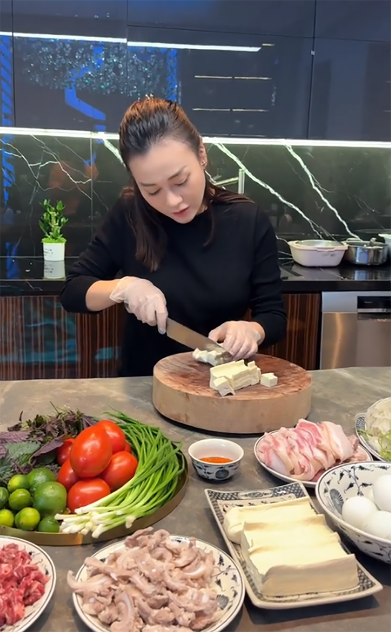 Phương Oanh khoe video vào bếp nấu bún riêu cho Shark Bình