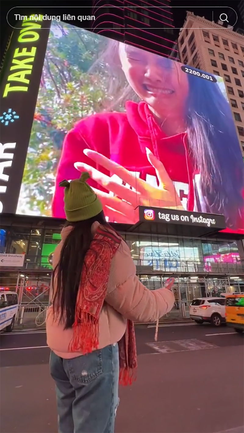 Jenny Huỳnh được một người bạn bí ẩn tặng quà Noel là màn hình chiếu LED ở Quảng trường Thời đại