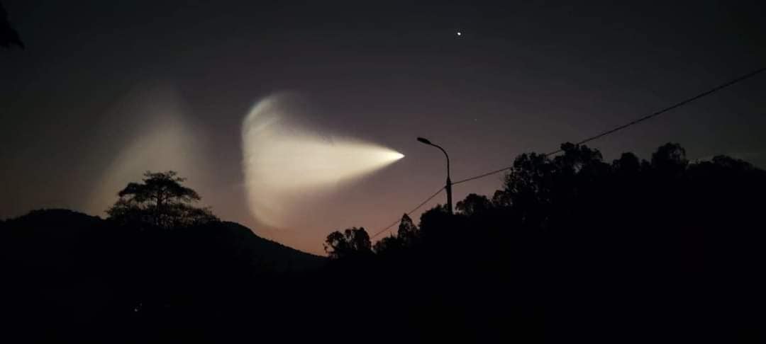 Hiện tượng vệt sáng kỳ lạ xuất hiện trên bầu trời các tỉnh phía Bắc sáng ngày 26/12 khiến netizen xôn xao - ảnh 1
