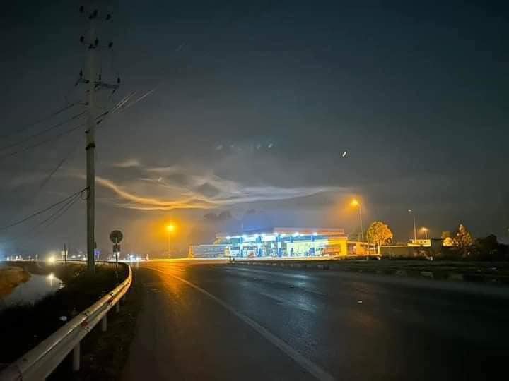 Hiện tượng vệt sáng kỳ lạ xuất hiện trên bầu trời các tỉnh phía Bắc sáng ngày 26/12 khiến netizen xôn xao - ảnh 3