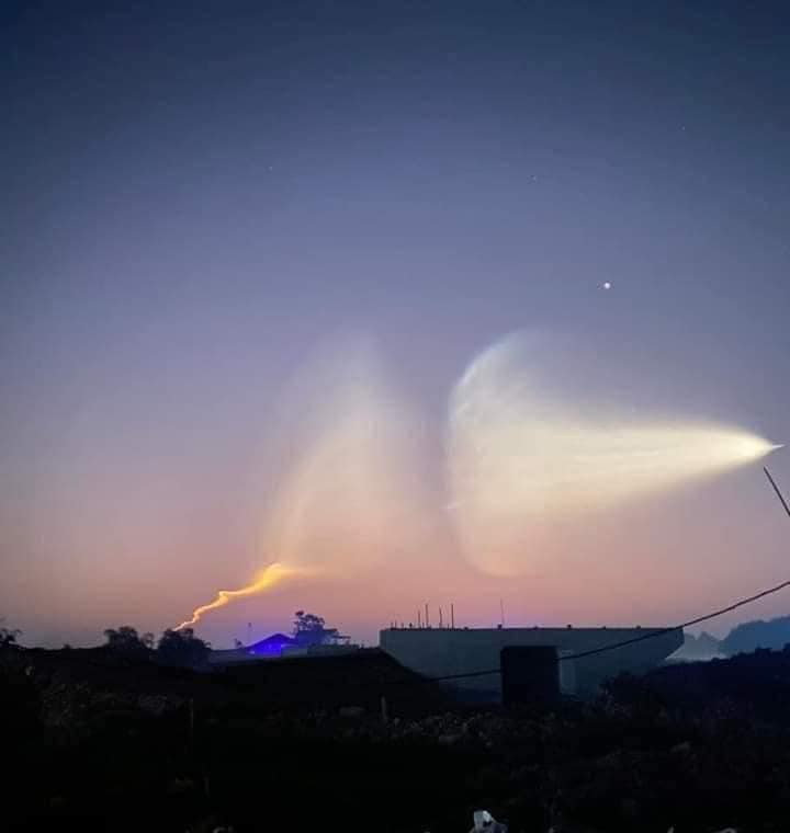 Hiện tượng vệt sáng kỳ lạ xuất hiện trên bầu trời các tỉnh phía Bắc sáng ngày 26/12 khiến netizen xôn xao - ảnh 4